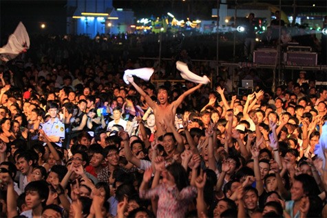 Khán giả Cần Thơ đã có mặt rất đông trong show diễn RockStorm 2011.